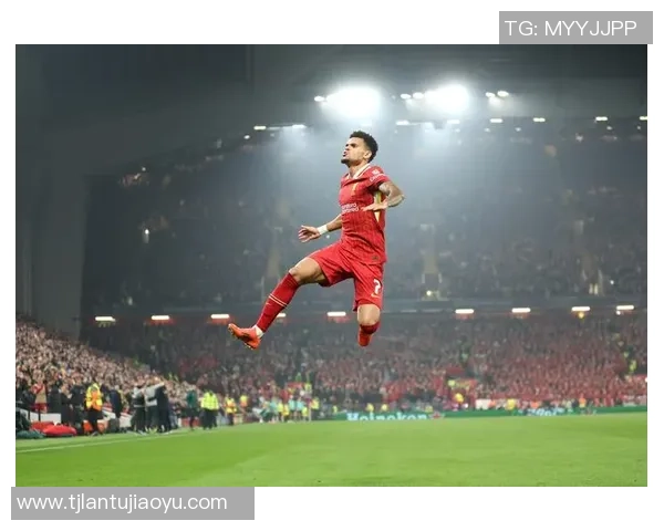 足球明星双人庆祝动作解析展现激情与默契的完美瞬间